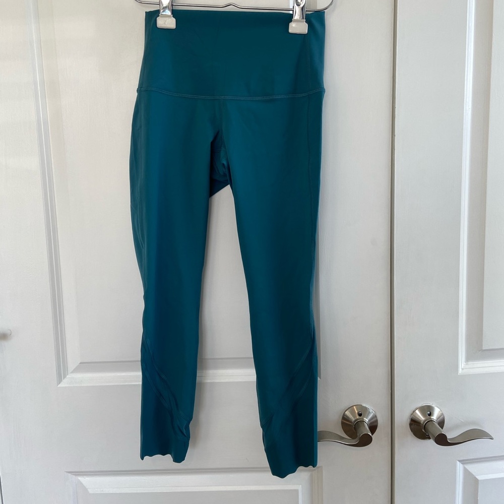 NWOT Wonder Under Crop High-Rise Roll Scallop